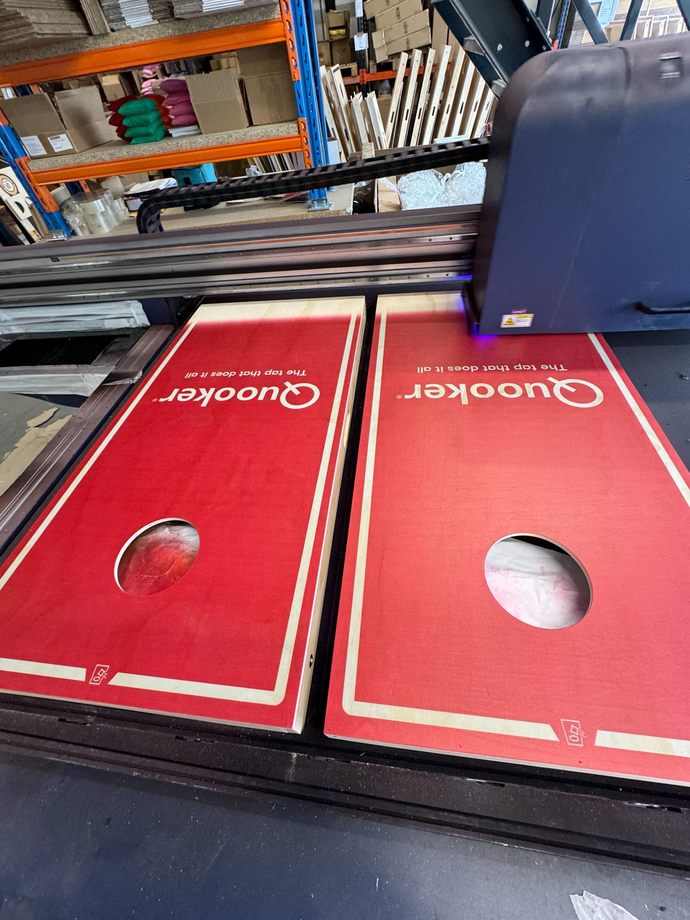 Cornhole borden worden voorbereid met aangepaste printing
